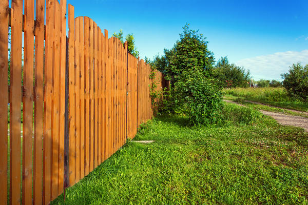 Добротный деревянный забор