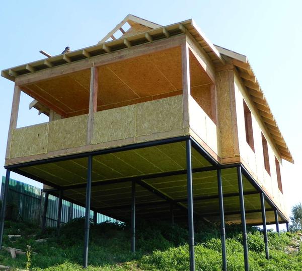 Фундамент из винтовых свай позволит построить дом даже на участке с крутым склоном. Фото с сайта полиол1.рф