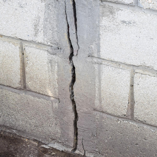 Неправильно сделанный фундамент может послужить причиной трещин в стенах и полного разрушения строения