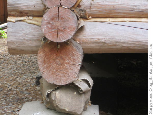 Пример выполнения фундамента для деревянного дома. Заметьте, каменная и деревянные части разделены между собой непропускающей влагу корой