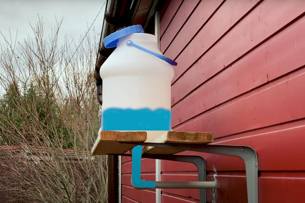 Водоснабжение элементарное - с обратной стороны дома прикреплен бак, и вода самотеком идет в кран. Фото с канала ШИШКИН