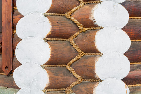 Стена сруба, оформленная джутовым канатом